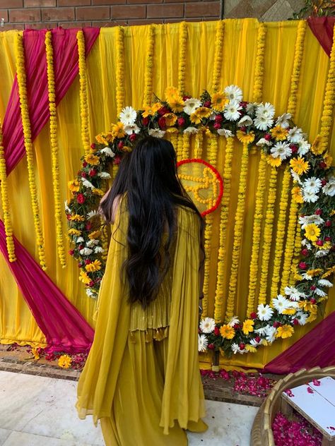 Haldi Ceremony Snap, Haldi Snap, Haldi Pic, Haldi Outfits, Stylish Pic, Long Indian Hair, Beautiful Beach Pictures, Basic Photo Editing, Snap Streak Ideas Easy