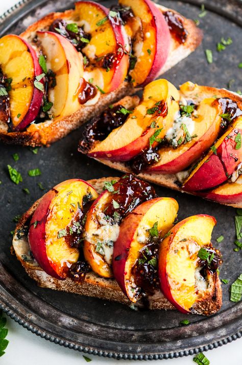 Baked Balsamic Peach Breakfast Toast with Blue Cheese and Fig Jam - 15 minutes to a delicious, filling, summertime morning snack Figs Breakfast, Peach Breakfast, Balsamic Peach, Vegan Eggplant, Baked Peach, Fig Jam, Breakfast Toast, Peach Recipe, Toast Recipes