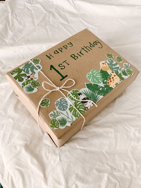 Birthday Wrapping Ideas, Presents Wrapped, Natural Gift Wrapping, First Birthday Presents, Birthday Gift Wrap, Birthday Wrapping, Presents For Boys, Baby Birthday Gifts, Birthday Gift Wrapping