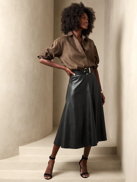 Black Leather Skirt Casual Outfit, Leather A Line Skirt Outfit, A Line Leather Skirt Outfit, Midi Leather Skirt Outfit, Leather Midi Skirt Outfit, Black Leather Skirt Outfit, Leather Flare Skirt, A Line Skirt Outfits, Vegan Leather Midi Skirt