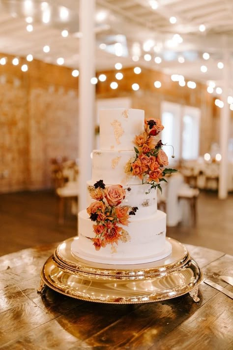 Trendy Fall Wedding in Kansas City - Wed KC Terracota Cake Wedding, Wedding Cake Gold Accents, Terracotta Wedding Cake, Trendy Wedding Cake, Fall Wedding Cake Ideas, Wedding Cake Fall, Fall Wedding Cake, Portuguese Wedding, Fall Wedding Color Schemes