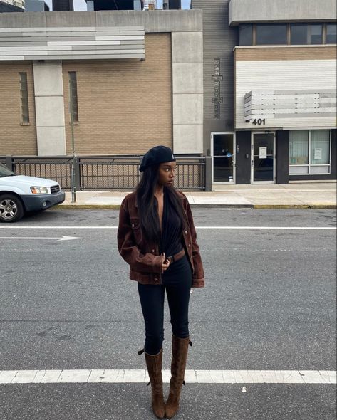 outfit inspo autumun fits brown jnee high boots black skinnt jeans black button up shirt brown belt courdroy jacket in chocolate kangol cap in black fitpic fit inspo @cocochinel on ig Kangol Hats Outfit, Courdroy Jacket, Bakerboy Hat Outfit Aesthetic, Kangol Hats Women Outfit, Kangol Hats Women Outfit 90s, Bakerboy Hat Brown, Kangol Sweater, Fall Fasion, Kangol Caps