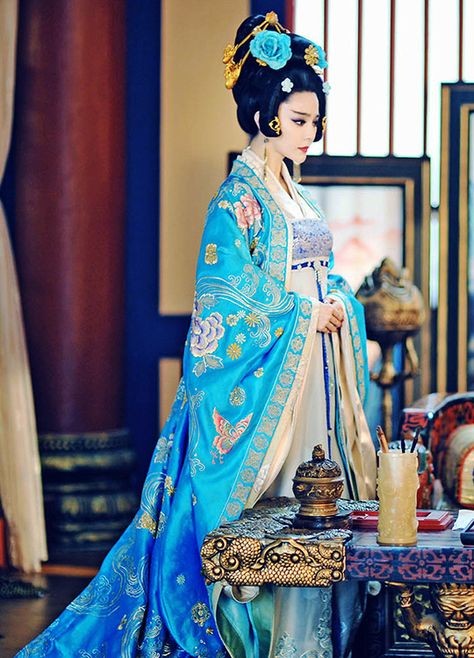 https://fuckyeahcostumedramas.tumblr.com/post/117536709180/fan-bingbing-in-the-empress-of-china-2014 Wu Zetian, The Empress Of China, Chinese Empress, Traditional Asian Clothing, Chinese Dynasty, Traditional Chinese Clothing, Empress Of China, Chinese Traditional Dress, Chinese Costume