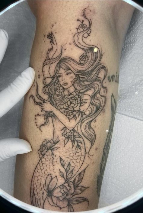 Anime Mermaid Tattoo, Mermaid Back Tattoo, Thomas Tattoo, Mermaid Sleeve Tattoos, Tattoo Birthday, Siren Tattoo, Mermaid Tattoo Designs, Mystical Tattoos, Flower Tattoo Drawings