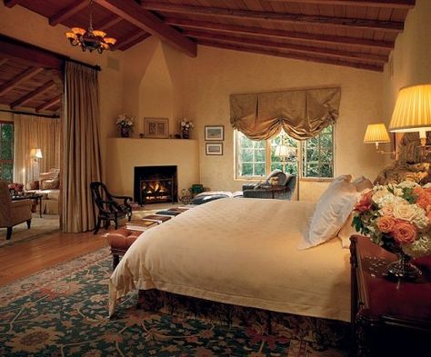 CANDICE BERGEN - California Comforts for the Actress’s Spanish-Style Residence in Los Angeles Candace Bergen, Hacienda Style Bedroom, Hacienda Bedroom, Spanish Style Bedroom, Spanish Bedroom, Spanish Style Home Interior, Celebrity Bedrooms, Spanish Style Decor, Spanish Style Architecture