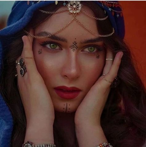 Moroccan Beauty, Beauty Of The World, Bridesmaid Hair Makeup, Simple Face, Arab Beauty, Aesthetic Eyes, Fashion Photography Poses, Fairy Fashion, Glamour Photography