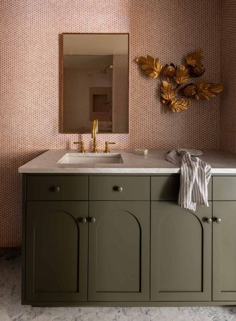 10 Bathroom Trends We Are Expecting To See In 2021 (Some Are Surprisingly Renter Friendly) - Emily Henderson Gorgeous Bathroom Tile, Farmhouse Bathroom Organizers, Marble Tub, White Bathroom Designs, Bath Tiles, Chic Bathrooms, Bathroom Backsplash, Bathroom Trends, Bathroom Floor Tiles