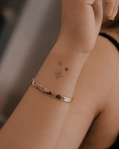 Tato Minimal, Tiny Wrist Tattoos, Small Girly Tattoos, Small Pretty Tattoos, Petite Tattoos, Star Tattoo, Wrist Tattoos For Women, Classy Tattoos, Small Hand Tattoos