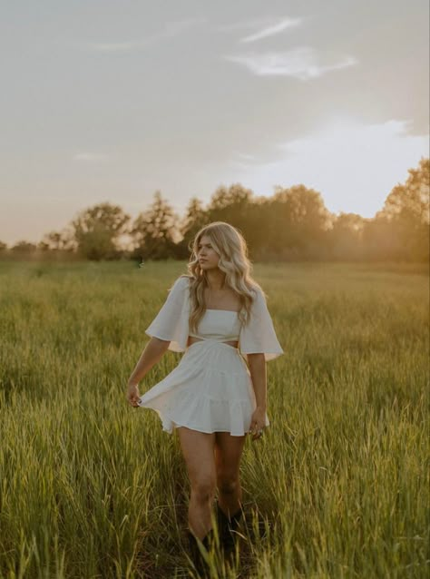 Fall Photoshoot Dress Ideas, Senior Pictures Dresses Ideas, Wildflower Picture Poses, Grad Photo Outfit Ideas, Summer Photography Ideas Photo Shoots, Short Dress Senior Pictures, Picture Poses For Dresses, Senior Photo Outfits Fall Casual, White Dress Senior Pics