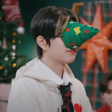 Kpop Christmas Icons Stray Kids, Seungmin Christmas, Christmas Profile Pictures, We Are The Champions, Boy Idols, Warm Christmas, Christmas Icons, Skz In Cute, Stray Kids Seungmin