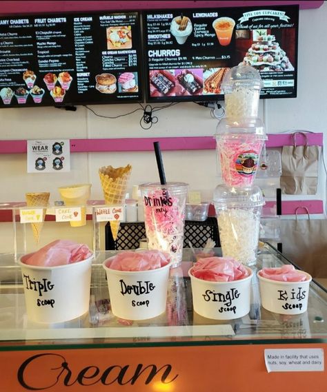 Ice Cream Pop Up Shop, Boutique Ice Cream Shop, Ice Cream Display Counter, Ice Cream Store Ideas, Ice Cream Menu Ideas, Ice Cream Booth Design, Ice Cream Shop Counter, Small Ice Cream Shop Design, Ice Cream Store Aesthetic