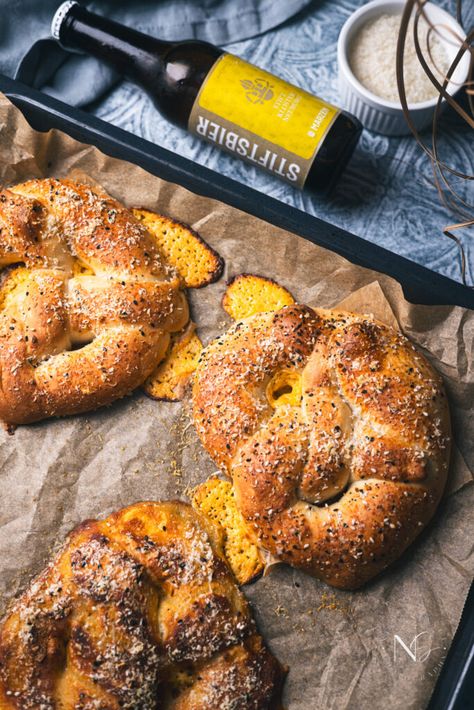 These easy beer soft pretzels, stuffed with creamy cheese and sharp cheddar, make for a delightful snack or appetizer that's sure to impress. Enjoy! #snacksrecipe #beerappetizer #appetizerrecipe #beerrecipefood #softpretzels #homemadepretzels #pretzelbites Bread Pretzels, Beer Appetizers, Stuffed Pretzels, Soft Pretzels Recipe, Soft Pretzel Recipe, Pretzel Cheese, Homemade Pretzels, Pretzels Recipe, Soft Pretzels