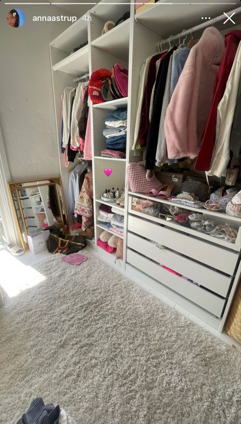 Full Closet Aesthetic, Pink Aesthetic Bedroom, Bedroom Ideas Pink, Aesthetics Bedroom, Wardrobe Aesthetic, Decor Bedroom Ideas, Bedroom Ideas For Small Rooms, Apartment Needs, Room Organisation