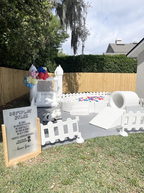 When your little one sees this soft play setup for their birthday party, they will LOVE it! Have safe and engaging play options for toddlers at your next event. Indoor Birthday Party Setup, Backyard Bounce House Party, Soft Play Set Up Ideas, Toddler Backyard Birthday Party, 1st Birthday Entertainment Ideas, Soft Play Set Up, Softplay Business, Toddler Birthday Activities, Soft Play Birthday Party