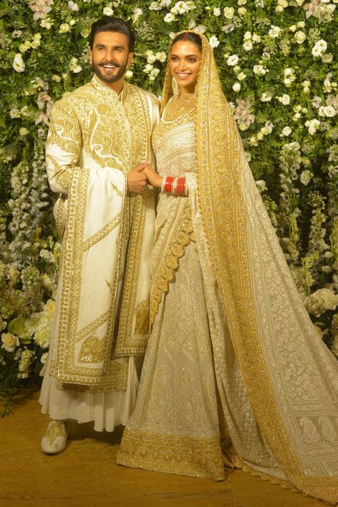 Deepika Padukone Wedding, Deepika Padukone Dresses, Traditional Couple, Photo Moodboard, Actress Wedding, Family Icon, Muslimah Wedding, Wedding Dresses Men Indian, Couple Wedding Dress