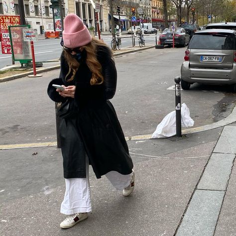 Acne Studios Beanie Outfit, Acne Studios Beanie, Leather And Fur Jacket, Black Louis Vuitton Bag, Jeans Gucci, Flared Denim Jeans, Beanie Outfit, Style Moodboard, Black Louis Vuitton