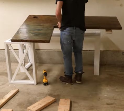 DIY Farmhouse Computer desk for under $100 https://diyjoy.com/diy-farmhouse-computer-desk/ Diy Wood Desk, Diy Corner Desk, Desk Idea, Diy Desk Plans, Diy Computer Desk, Farmhouse Desk, Farmhouse Kitchen Tables, Desk Plans, 100 Dollars