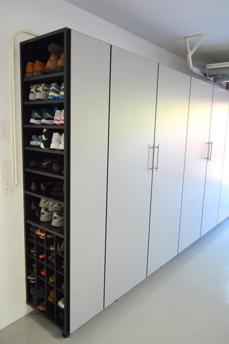 Shoe Storage In Garage, Garage Kasten, Storage In Garage, Garage Shoe, Garage Shoe Storage, Contemporary Garage, Garage Organizing, Garage Closet, Garage Storage Inspiration