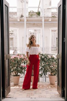 Best Petite Shopping Tips if You\'re Under 5\'4 by Pam Hetlinger - Wide Leg Pants High Waisted Pants Red Trousers White Blouse | TheGirlFromPanama.com Red Trousers Outfit, Red Pants Outfit, Red Trousers, Red Pants, Pantalon Large, Red Outfit, Look Vintage, Wide Pants, Shopping Hacks