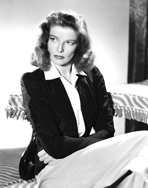 Circa 1942 - The Cut Catherine Hepburn, Stars D'hollywood, Katherine Hepburn, Vintage Stars, Photo Star, Playing Tennis, Hepburn Style, Katharine Hepburn, Classic Actresses