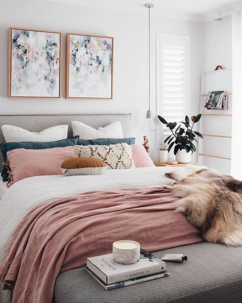 A chic modern bedroom with a white, gray, and blush pink color scheme. The faux fur throw adds a touch of glamour to this contemporary girly room - Unique Bedroom Ideas & Decor Condo Makeover, Koti Diy, Space Organization, Interior Boho, Decor Studio, Apartment Bedroom, Dorm Life, Wardrobe Stylist, Apartment Furniture