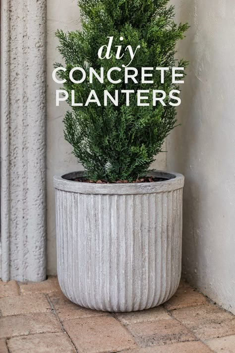 Faux Cement Planters Diy, Diy Cement Planters How To Make, Diy Planter Concrete, Diy Concrete Outdoor Decor, Pots In The Garden Ideas, Outdoor Pots Large, Modern Garden Decor, How To Make A Cement Planter, How To Make A Plastic Pot Look Like Concrete