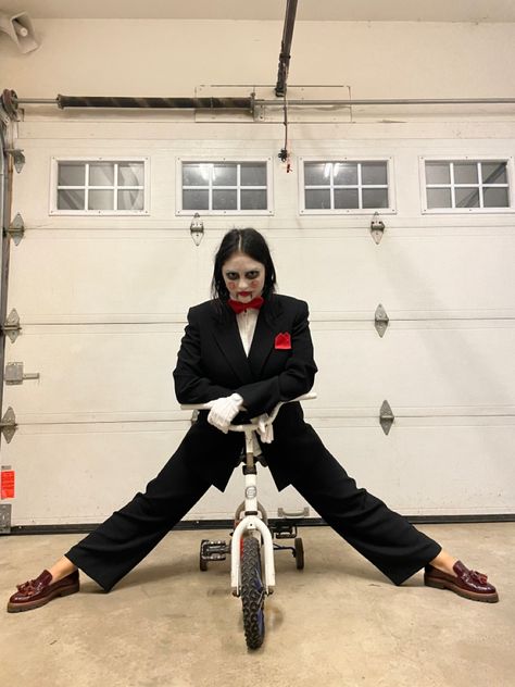 #jigsaw #halloween #halloweencostume #halloweenideas #brunette #makeup #costumeforbrunette Halloween Costumes Solo Scary, Halloween Costumes Masc, Jigsaw Outfit, Masc Lesbian Halloween Costumes, Jigsaw Makeup Halloween, Saw Costume Female, Cow Costume Women's, Jigsaw Costume Women, Saw Halloween Costume