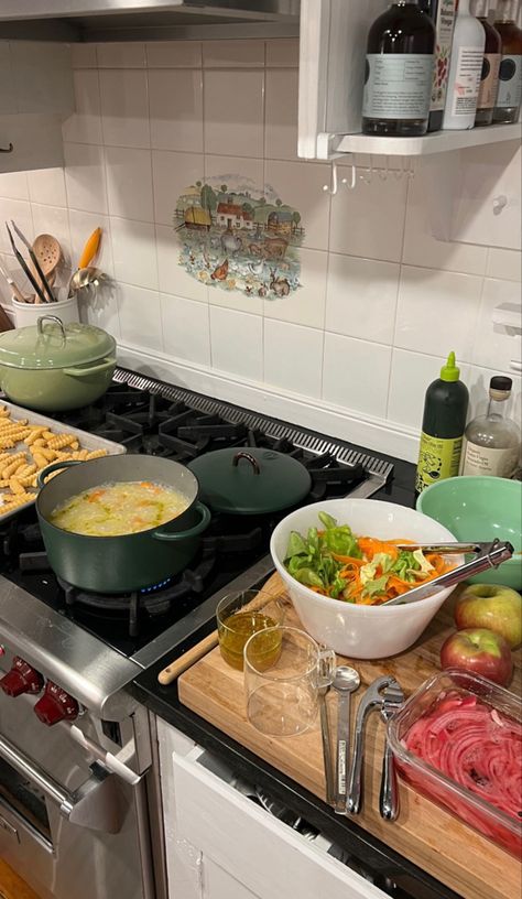 Paige Lorenze Apartment, Cooking At Home Aesthetic Couple, Cooking With Partner Aesthetic, Cooking From Scratch Aesthetic, Cooking In The Kitchen Aesthetic, Paige Lorenze House, Home Cooking Aesthetic, Kny Tweets, Food In Kitchen