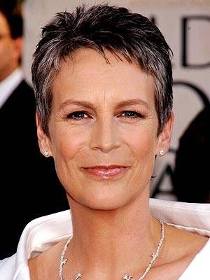 Bravo to Jamie Lee Curtis, both for her Globe-nominated performance as best actress in a movie comedy (for Freaky Friday) and for her simple pixie cut, which stands out among the glut of hair-sprayed coifs. And even more props to her for proudly wearing her salt-and-pepper color. Jamie Lee Curtis Hair, Lee Curtis, Short Grey Hair, Jamie Lee Curtis, Jamie Lee, Very Short Hair, Short Pixie Haircuts, Short Hair Styles Pixie, Short Pixie