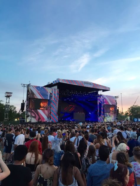 Wireless Festival Aesthetic, Festival Vibes Aesthetic, Festival Aesthetic Uk, Festival Astethic, Summer Smash Festival, Wireless Concert, Sundown Festival, Summer Festival Aesthetic, Festival Poses