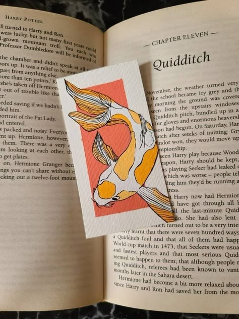 Painting Ideas On Book, Koi Fish Bookmark, Acrylic Painting Bookmarks, Easy Fish Painting, Painted Bookmarks Acrylic, Hand Painted Bookmarks, Paint Bookmarks, Crochet Bookworm, Bookmark Painting Ideas