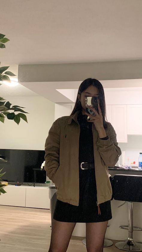 Old Money Girl Aesthetic, Money Girl Aesthetic, Vintage Mirror Selfie, Old Money Girl, Outfit Ideas Skirt, Ootd Outfit Ideas, Dinner Date Outfit, Jacket Ootd, Windbreaker Outfit