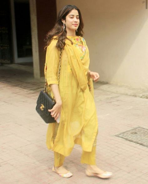 Janhvi Kapoor Kurta, Jahnvi Kapoor Desi Style, Jhanvi Kapoor In Kurti, Jahnavi Kapoor, Jahnvi Kapoor, Lengha Blouse Designs, Cotton Dress Pattern, Jhanvi Kapoor, Indian Kurti Designs