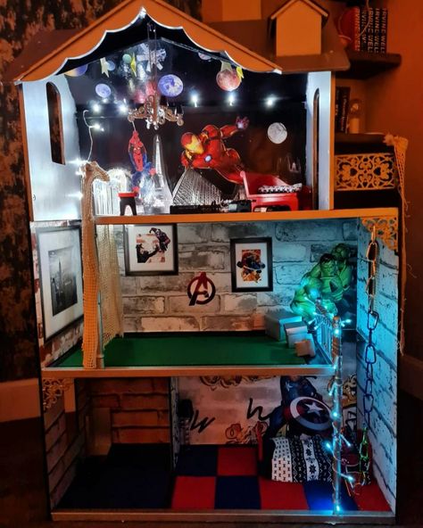 Spiderman Bedroom Ideas Diy, Diy Superhero Dollhouse, Marvel Dolls House, Batman Dollhouse, Kid Craft Dollhouse Makeover, Boys Dolls House Ideas, Superhero Dollhouse, Dollhouse For Boys, Avengers House