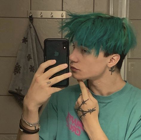 Green Hair Men, Boys Dyed Hair, Dyed Hair Men, Androgynous Hair, Men Hair Color, Foto Poses, Short Hair Haircuts, Boys Haircuts, Cut My Hair