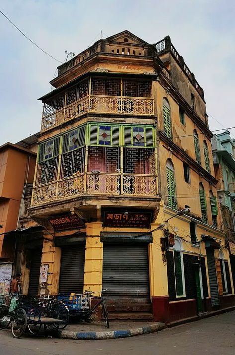 Streets Of Kolkata, India Street, India Photography, Vintage India, House Construction Plan, Street Portrait, Street House, Old Street, Architecture Old