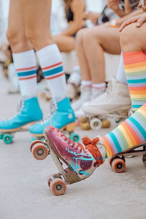 Roller Skating Outfits, Skate Vibes, Roller Derby Girls, Skate Aesthetic, Retro Roller Skates, Snowboard Girl, Skating Aesthetic, Art Football, Roller Skate Shoes