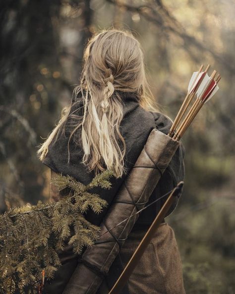 Princess With Knife, Fantasy Huntress Aesthetic, Ranger Aesthetic, Archery Aesthetic, Era Victoria, Medieval Aesthetic, Queen Aesthetic, Royalty Aesthetic, Fotografi Vintage