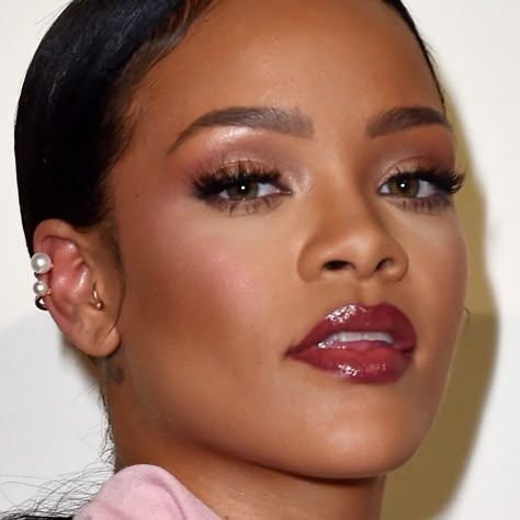 Rihanna Makeup Fenty, Rihanna Inspired Makeup, Rhianna Makeup Looks, Rihanna Makeup Looks Natural, Rihanna Eye Makeup, Rihanna Makeup Natural, Rihanna Lips, Beyonce Makeup Looks, Rihanna Makeup Looks