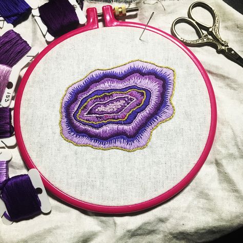 #embroidery #handmade #needlework #geode #nichcraft Geology Embroidery, Agate Embroidery, Geode Embroidery, Embroidery Hoop Art Diy, Bead Embroidery Tutorial, Tambour Embroidery, Geometric Embroidery, Paper Weaving, Hand Work Embroidery