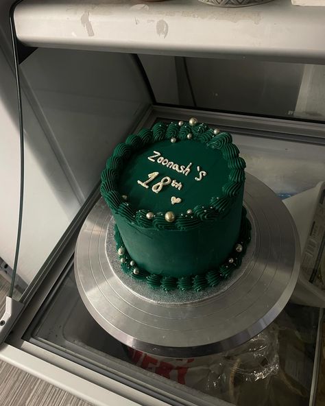 Emerald green 6” 2 layer 😆 #vegan #green #emeraldcake #luton Emerald Birthday Cake, Emerald Green Birthday Cake, Green Birthday Cakes, Gold Birthday Cake, Happy Birthday Decor, Green Cake, 19th Birthday, Cake Inspo, Gold Birthday