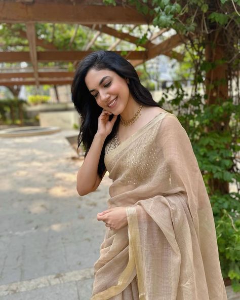 Rithu Varma, Ritu Varma, Churidar Designs, Fashionable Saree Blouse Designs, Saree Poses, Glamour Beauty, Movies Outfit, Saree Trends, Quick Outfits