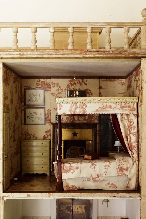 Georgian Country House, Doll House Bedroom, Fireplace Pictures, Georgian Furniture, Antique Dollhouse, Dolls House Interiors, Kitchen Fireplace, Miniature Rooms, Georgian Homes