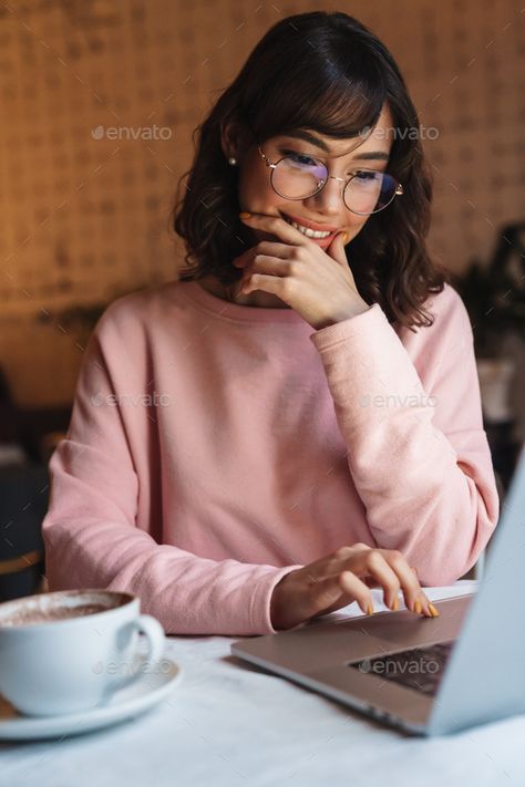 Woman With Laptop Photography, Using Computer Pose, Cafe Headshots, Poses With Laptop, Photo With Laptop, Laptop Photoshoot, Coffeeshop Photoshoot, Woman Working On Laptop, Woman With Laptop