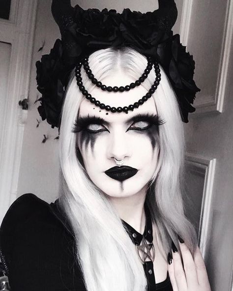 Dark Fairy Makeup, Demon Makeup, Halloween Makeup Witch, Horror Make-up, Creepy Halloween Makeup, Witch Makeup, Halloween Makeup Scary, Halloween Makeup Inspiration, Halloween Costumes Makeup