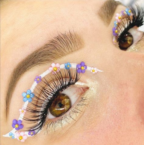 #eyemakeupideas #floral #liner #eyeliner #makeupoftheday #spring #summer #eyelashes #makeupideas Cute Graphic Eyeliner, Floral Eyeliner, Floral Makeup Looks, Floral Eye Makeup, Spring Eyeliner, Flower Eyeliner, Liner Eye Makeup, Fun Eyeliner, 2024 Makeup