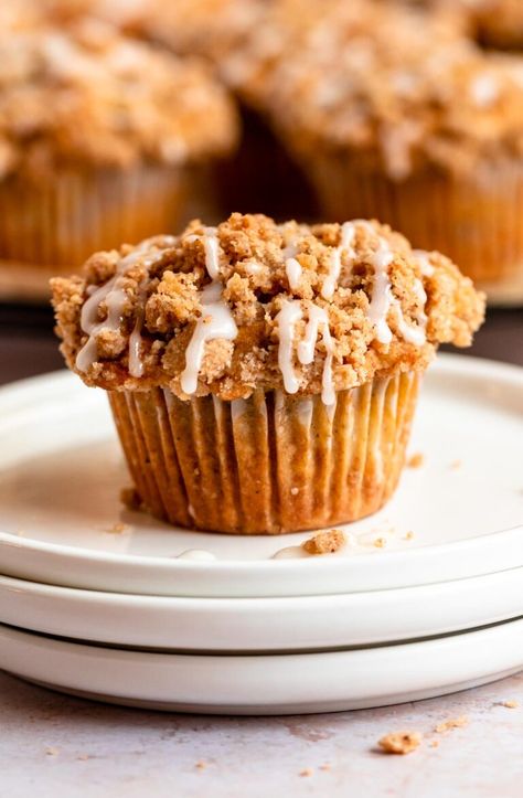 Apple crumb muffins on a white plate. Apple Crumb Muffins, Apple Crumble Muffins, Almond Flour Banana Muffins, Easy Apple Crumble, Pumpkin Banana Muffins, Crumble Muffins, Delicious Muffins, Apple Muffin Recipes, Crumb Muffins