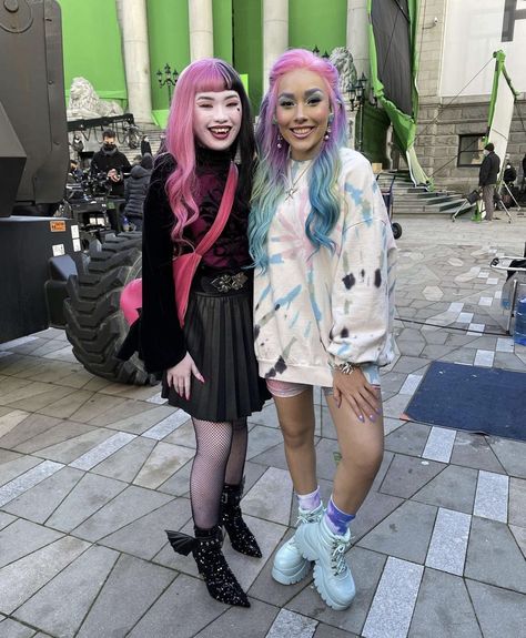 on the set of monster high: the movie Draculaura And Lagoona, Monster High The Movie, Monster High Cosplay, Monster High Doll Clothes, Laguna Blue, Monster High Pictures, Blue Costumes, Moster High, Lagoona Blue