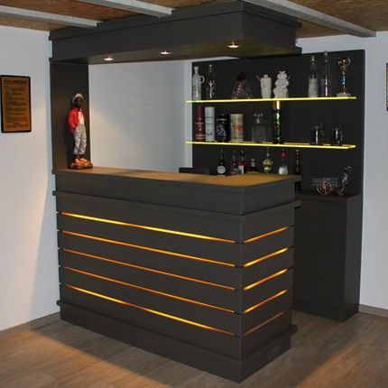 Comptoir réalisé avec façade stratifié et plexiglass et éclairage pour une utilisation en accueil ou bar. A l’arrière panneau mural avec étagères en verre rétroéclairé. Rangement sur la partie basse. Wooden Reception Desk, Bar En Palette, Home Bar Counter, Bar Deco, Bar Counter Design, Bar Shed, Home Bar Rooms, Modern Home Bar, Bar Plans