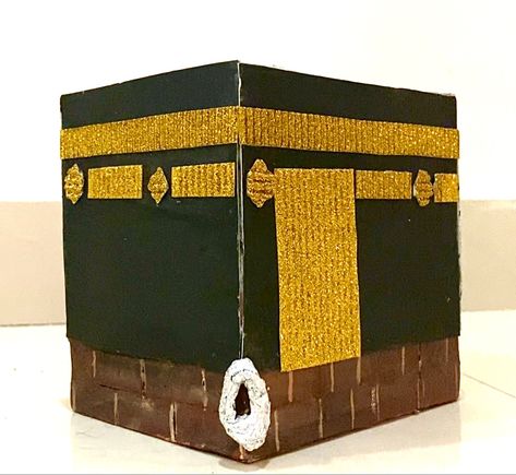 Easy Kaaba diy Kaaba Craft, Summer Sports Crafts, Diy With Cardboard, Khana Kaaba, Box Craft Ideas, Ramadan Craft, Khana Kaba, Sports Crafts, Eid Cake